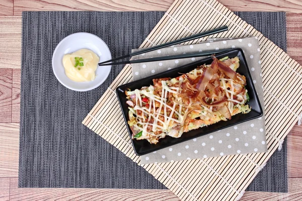 Kızarmış karışık sebze un tepesinde et tatlı sos, mayonez ya da salata krem ve garnitür ile servis dilimlenmiş kurutulmuş sarı yüzgeçli orkinos ile Japon pizza (Japonca Okonomiyaki) olduğunu.