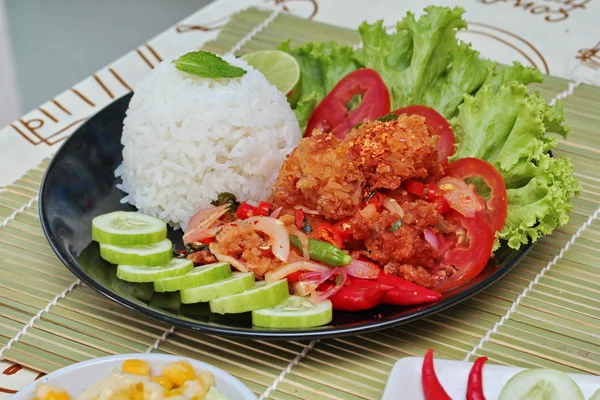 Close up of jasmine rice with spicy fried chicken salad (Khao Yum Kai Zap in Thai). Selective focus. — Stock fotografie