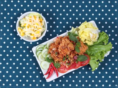 Baharatlı ekşi kızarmış tavuk salatası (Yum Kai Zap Tayland içinde) .