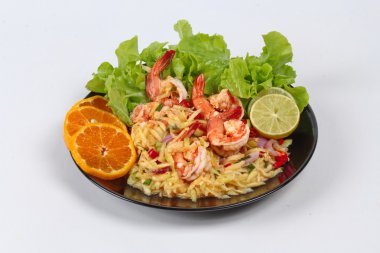 Karides ile baharatlı ekşi kıyılmış yeşil mango salatası.