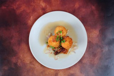 Demirhindi soslu kızarmış haşlanmış yumurta Khai Luk Keoi yumurta hediye damadı demek, Tay tatlı ekşi ve biraz baharatlı tepesinde gevrek deri haşlanmış yumurta lezzetli olduğu gibi ara. 