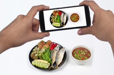 Baharatlı karides hamur fotoğraf çekmek için kullanım cep telefonu ile garnitür için sosyal ağ paylaşımına (Tay dili olarak Nam Prik Kapi) daldırma.