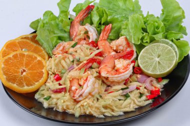 Baharatlı ekşi kıyılmış yeşil mango salata karides ile kapatın. Seçici odak.