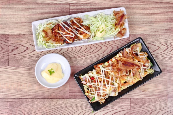 Postre japonés, calamar de envoltura de harina a la parrilla (como Takoyaki) servido con pizza japonesa (como Okonomiyaki) y guarnición . — Foto de Stock