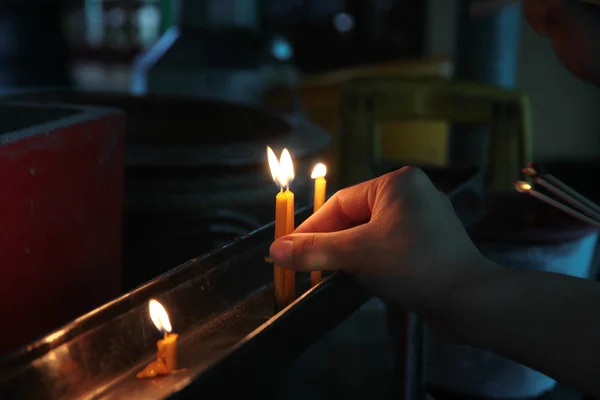 Budistler hak, Buddha Tapınağı'nda sunak üzerinde bir mum yerleştirerek olun. Seçici odak.