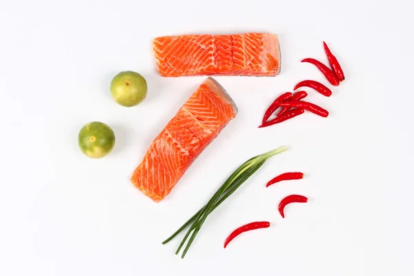 Klaar rauwe verse zalm en kruidig zuur kruid voor koken geïsoleerd op witte achtergrond — Stockfoto