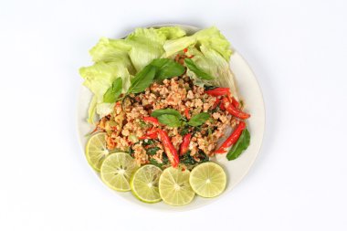 Kızarmış baharatlı fesleğen kıyılmış domuz tepesinde ile dilimlenmiş yeşil limon ve marul da popüler Tay gıda ilk on.