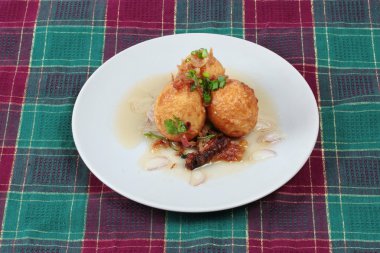 Home Made, kömür haşlanmış domuz eti satay hizmet, kasap üzerinde ana sayfa büyük boy, Tay salatalık biber sosu (Tay Ar Jad) ile servis yapılan ve ceviz sosu vardır popüler Asya Mutfağı.