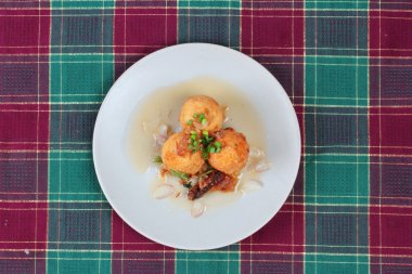 Home Made, kömür haşlanmış domuz eti satay hizmet, kasap üzerinde ana sayfa büyük boy, Tay salatalık biber sosu (Tay Ar Jad) ile servis yapılan ve ceviz sosu vardır popüler Asya Mutfağı.