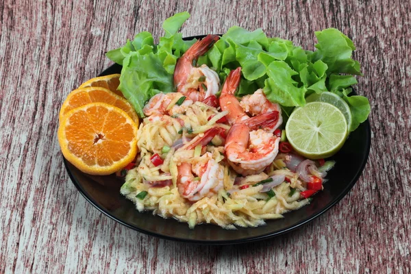 Home made,Spicy sour minced green mango salad with shrimp topped sliced green lemon,Chinese orange and lettuce. — Stock Photo, Image