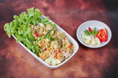 Kızarmış sarımsak kıyılmış domuz eti pilav baharatlı dolum garnitür hizmet.