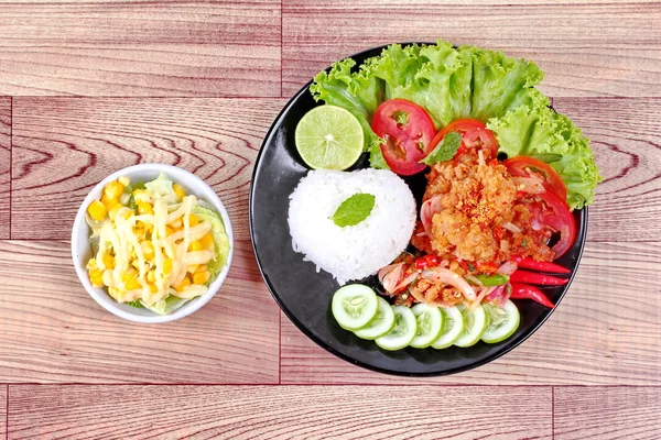 Hjemmelaget, Jasmine ris med krydret stekt kyllingsalat (Khao Yum Kai Zap på thai ) – stockfoto