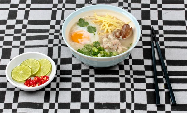 Porridge de riz avec porc extrait et levier de poulet servi remplissage aigre épicé . — Photo