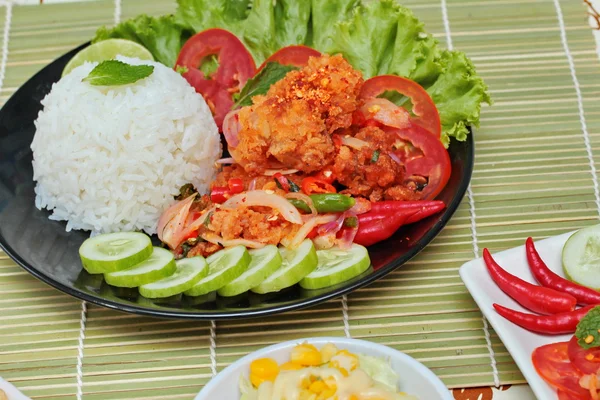 Menutup nasi Jasmine dengan salad ayam goreng pedas (Khao Yum Kai Zap dalam bahasa Thai) dengan hidangan sampingan. Fokus selektif — Stok Foto