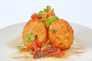 Demirhindi soslu kızarmış haşlanmış yumurta Khai Luk Keoi yumurta hediye damadı demek, Tay tatlı ekşi ve biraz baharatlı tepesinde gevrek deri haşlanmış yumurta lezzetli olduğu gibi ara. 