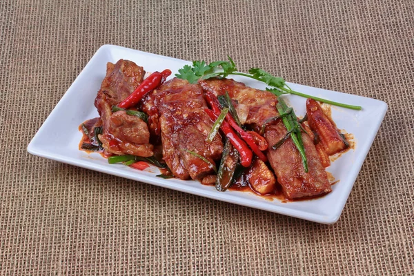 Costillas de repuesto de cerdo frito con curry de chile a la parrilla . — Foto de Stock