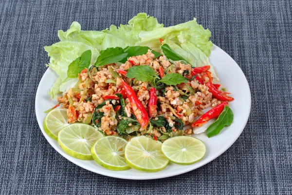 Fried spicy basil with minced pork topped sliced green lemon and and lettuce — Stock Photo, Image