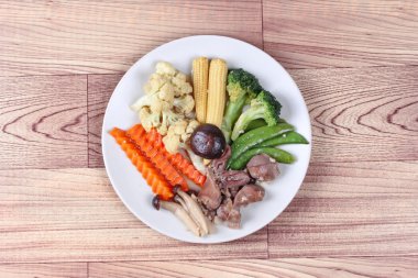 Kızarmış tavuk kalpler-bilgin-karaciğer ile karışık sebze.