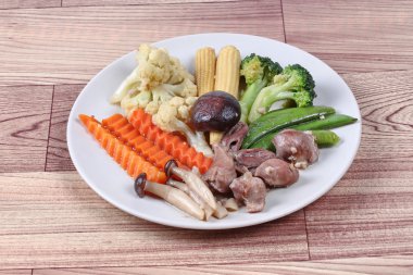 Kızarmış tavuk kalpler-bilgin-karaciğer ile karışık sebze.