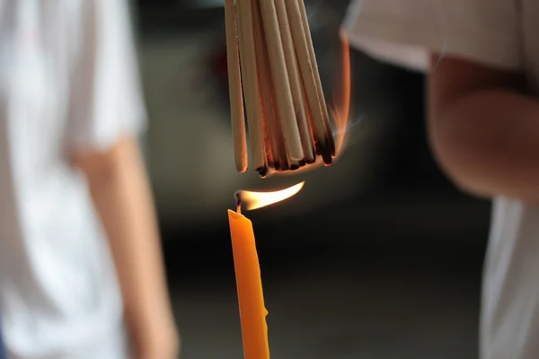 Chinesen zollen Ahnen Respekt, indem sie eine brennende Kerze aufstellen und für Nachkommen anzünden, die sie auf gute Weise verwenden. Selektiver Fokus. — Stockfoto