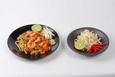 Tay kızartılmış makarna karides ile garnitür ile servis Tay, Pad Tay makarna ihbar