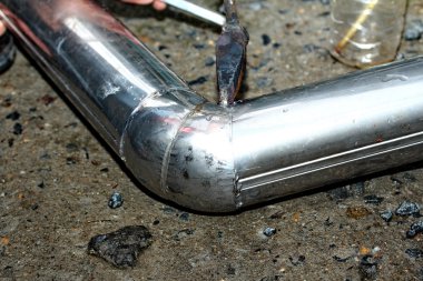 Alüminyum cilt payı ile piknik gaz: teknisyen lehim bakır kullanarak kaynak alüminyum boru lehimleme bakır kullanarak kaynak.