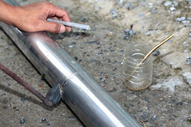 Alüminyum cilt payı ile piknik gaz: teknisyen lehim bakır kullanarak kaynak alüminyum boru lehimleme bakır kullanarak kaynak.