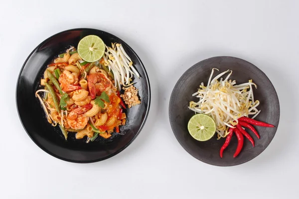 Thai gebratene Makkaroni mit Garnelen, call pad thai macaroni in thai, serviert mit Beilage — Stockfoto