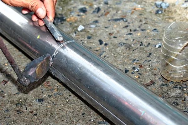 Soldagem de calha de alumínio usando cobre de solda com gás de piquenique: O técnico está soldando tubo de alumínio usando cobre de solda . — Fotografia de Stock