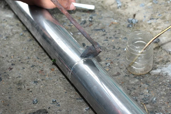 알루미늄 거 터 피크닉 가스: 기술자와 납땜 구리를 사용 하 여 용접 납땜 구리를 사용 하 여 알루미늄 파이프를 용접은. — 스톡 사진