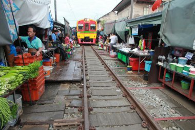 Samut Songkram, Ekim 8, satıcıları onların şemsiye ve tuval üzerinde demiryolu için bütün mallar takas ile birlikte, kapatmak için Pazar rush adlı tren transit Ekim'de 8,2019, Tayland