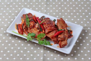 Kızarmış domuz yedek kaburga ızgara biber köri.