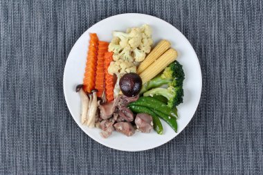 Kızarmış tavuk kalpler-bilgin-karaciğer ile karışık sebze.