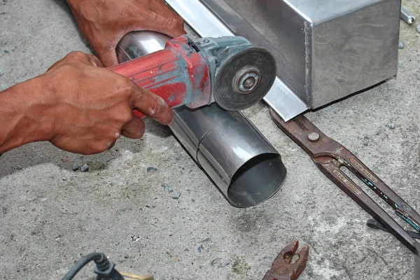 Aluminium goot lassen met solderen koper met een picknick gas: technicus gesneden aluminium pijp met behulp van de grinder machine — Stockfoto