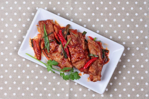 Costillas de repuesto de cerdo frito con curry de chile a la parrilla . — Foto de Stock