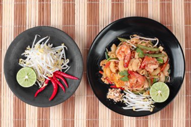 Tay kızartılmış makarna ile karides, aroma kokusu ara Pad Tay makarna Tay dilinde seçici odak .