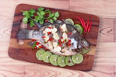 Tilapia balık tepesinde limon ekşi baharatlı ginger ve biber kasap üzerinde akış olarak görev yaptı. (Pla Nil Nuang Manoaw Tay dilinde arama) 