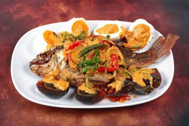 Tilapia köri kızarmış balık korunmuş yumurta ve tuzlu yumurta.