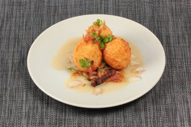 Fried demirhindi soslu yumurta haşlanmış .