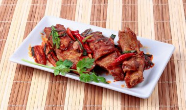 Kızarmış domuz yedek kaburga ızgara biber köri.