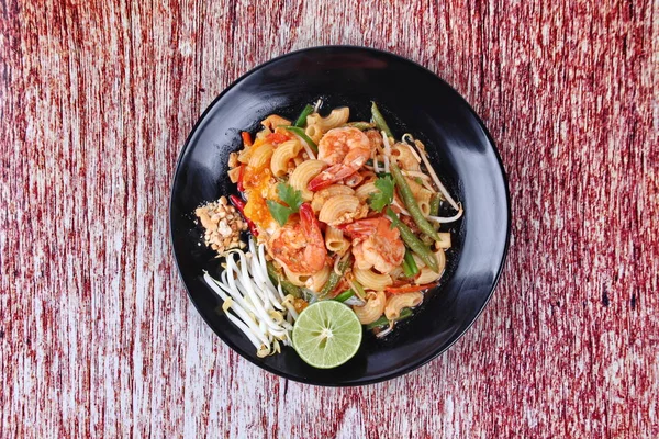 Thai gebratene Makkaroni mit Garnelen, call pad thai macaroni in thai. — Stockfoto