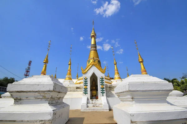 Amplia vista angular, Pagodas doradas en Chedi de estilo Lun de Wat Chedi Thong, La arquitectura de templos imita la estupa de Chittakong birmano —  Fotos de Stock
