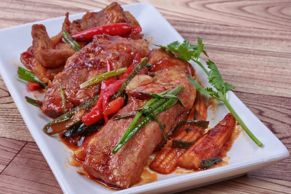 Primer plano de costillas de cerdo fritas con curry de chile a la parrilla. Enfoque selectivo . — Foto de Stock