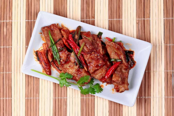 Kızarmış domuz yedek kaburga ızgara biber köri.