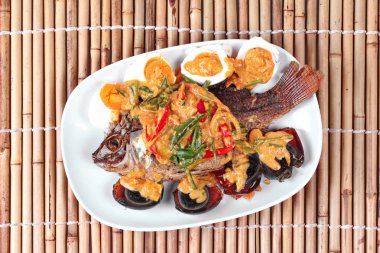 Tay gıda, tepesinde limon ekşi baharatlı ginger ve biber kasap üzerinde akış Tilapia balık servis. (Pla Nil Nuang Manoaw Tay dilinde arama) 