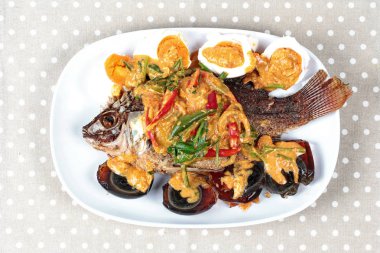 Tay gıda, tepesinde limon ekşi baharatlı ginger ve biber kasap üzerinde akış Tilapia balık servis. (Pla Nil Nuang Manoaw Tay dilinde arama) 