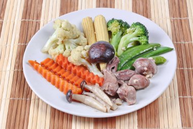 Kızarmış tavuk kalpler-bilgin-karaciğer ile karışık sebze.