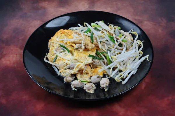 Nourriture thaïlandaise, œuf frit et huître aux germes de haricots et échalote comme Hoi Tod Khai en thaï servi avec sauce chili . — Photo