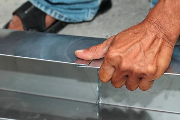 Piknik gaz ile lehim bakır kullanarak kaynak alüminyum oluk: levha alüminyum sopa birlikte katlanmış teknisyeni tarafından kaynak için 