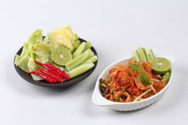 Baharatlı ve ekşi karışık sebze salatası domuz deri ve domuzderisi ile hizmet .